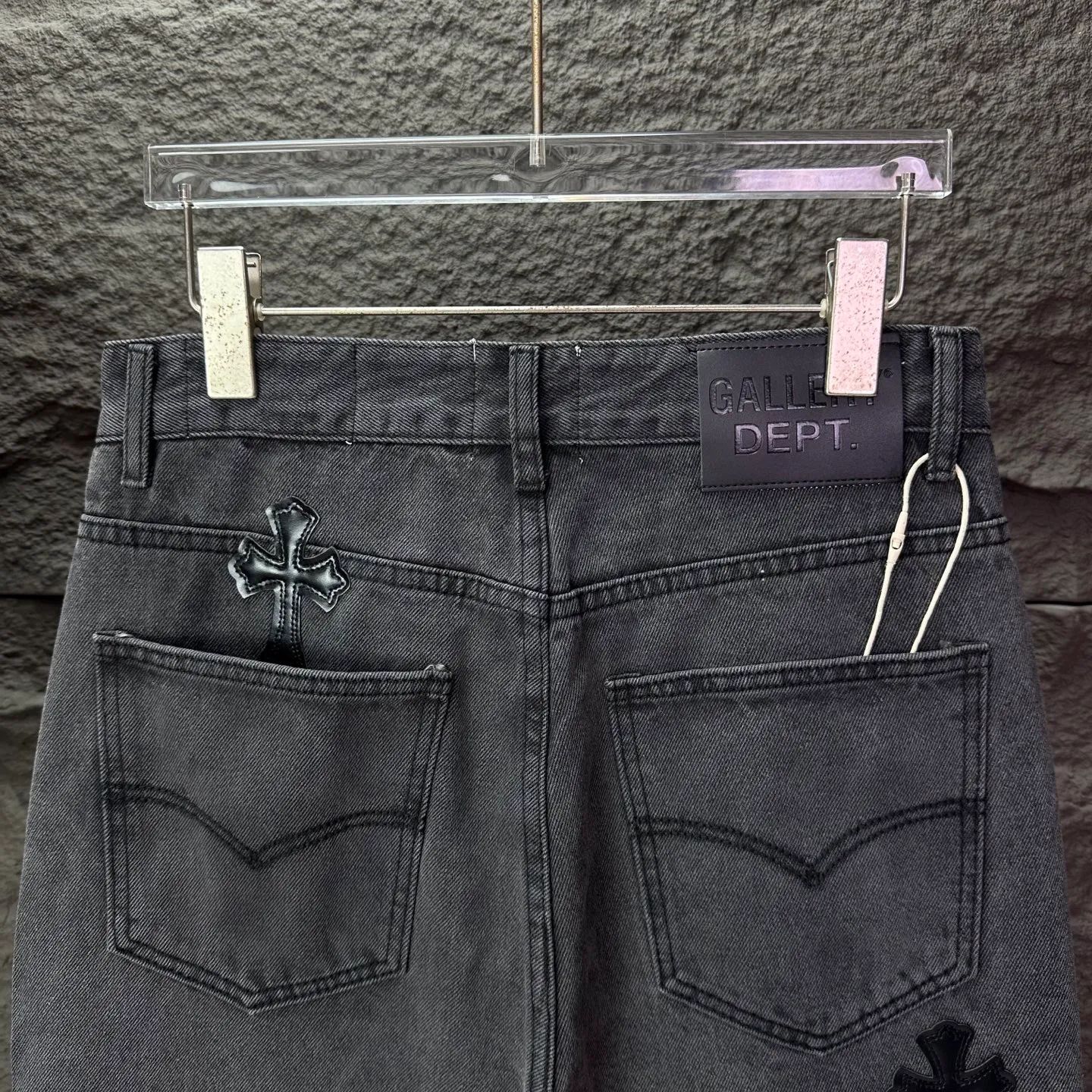 P270 GALLERY DEPT. Co-branded 2025 new black cross-leather stitching couple's style loose washed flared jeans 🔥High version🔥High version🔥 Top ceiling quality Styles with different washed textures are very friendly to people with thin legs and thick legs. The slightly flared version is very flattering to the leg shape. Moderate length that never goes out of style, easy and casual to match, basic styling for various styles, a must-have in the wardrobe! The fabric is stiff but also makes the upper body soft without losing texture. The washing process is even more perfect. It is a must-have item for everyone! ! ! Washed wheat, tag, pants label, three complete labels Color: washed black, washed blue Size: 28, 30, 32, 34 (four sizes)
